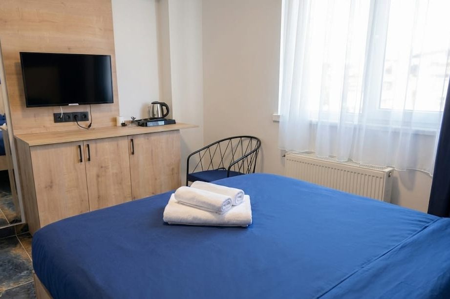 Demetevler pansiyon, suit oda ve TV ünitesi