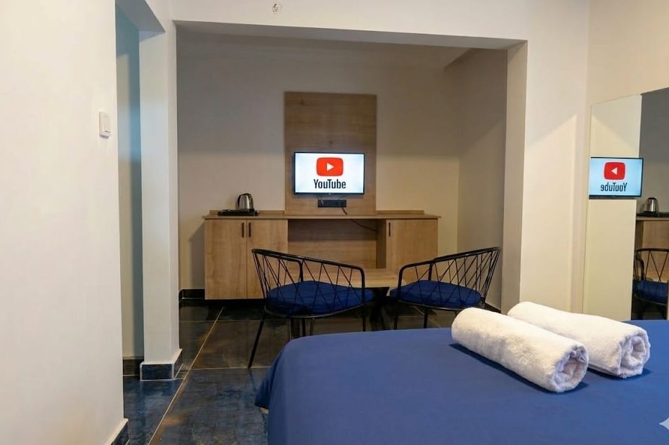 Demetevler saatlik kiralık oda, oturma alanı ve yemek masası